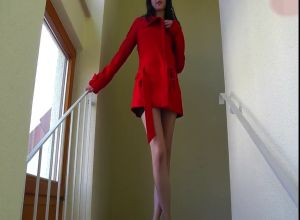 Симпатичную подружку трахает в подезде